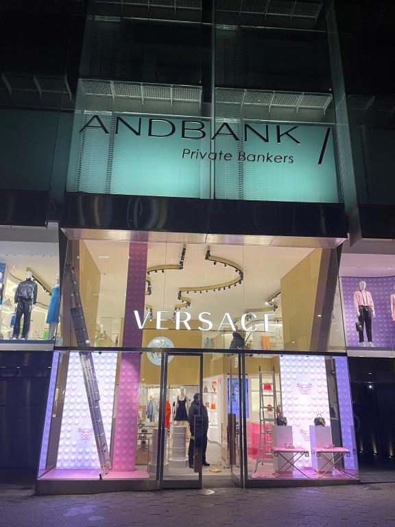 versace_stores